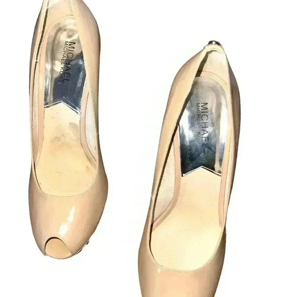 MICHAEL KORS CHANTEL NUDE PATENT LEATHER PLATFORM PUMPS. - Picture 9 of 12